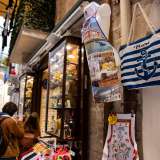 Prima che la via cambi nome in Strada del Carmine ci imbattiamo infine in �De Dream Store�, esercizio dal nome marcatamente inglese, cambiato probabilmente negli ultimi anni proprio per attirare passanti stranieri
